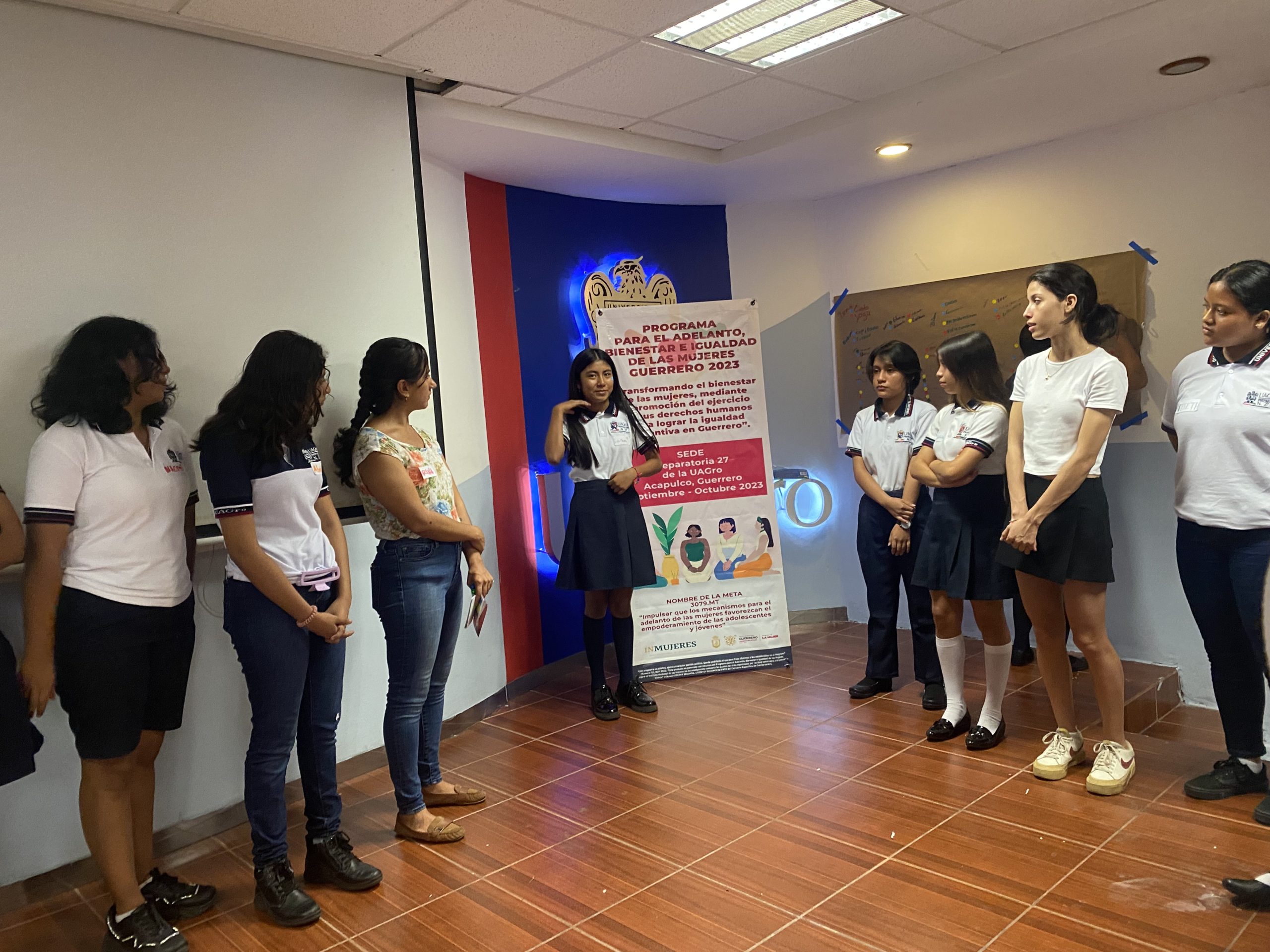 Estudiantes de la Preparatoria 27 de la UAGro