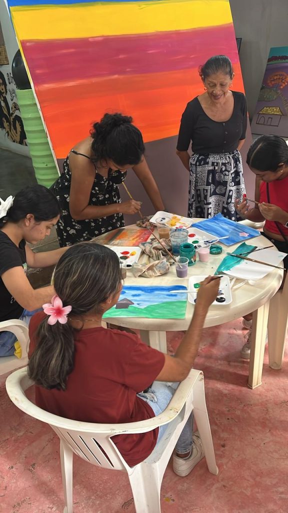 De la mano de Aidé Rodríguez, las estudiantes de la EFLA elagoraron pinturas al óleo.